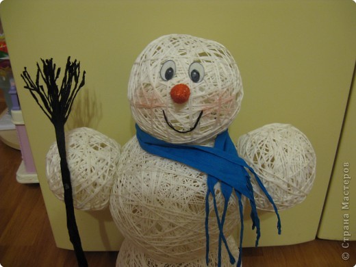  Мастер-класс Моделирование: Снеговик из ниток. Готовимся к Новому году Бумага гофрированная, Нитки, Шарики воздушные Новый год. Фото 13