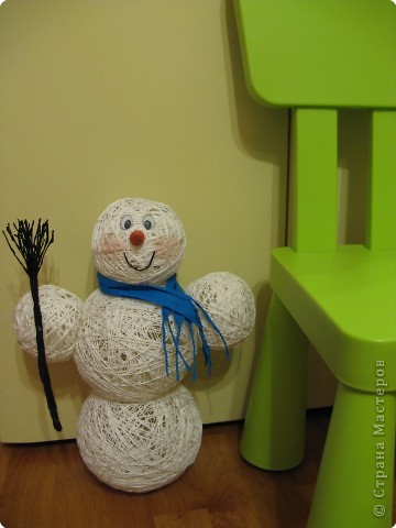  Мастер-класс Моделирование: Снеговик из ниток.  Готовимся к Новому году Бумага гофрированная, Нитки, Шарики воздушные Новый год. Фото 2