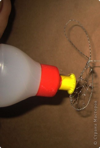 Клей достаточно густой и тягучий, что позволяет создать сетку из клеевых нитей. Не определена: Стрекоза
