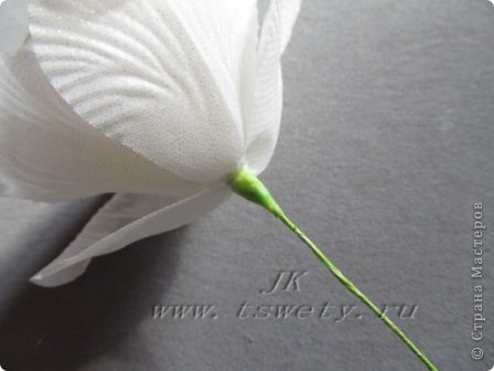 Мастер-класс цветы из ткани. Белая роза без специальных инструментов. Гофрированная.. Фото 30