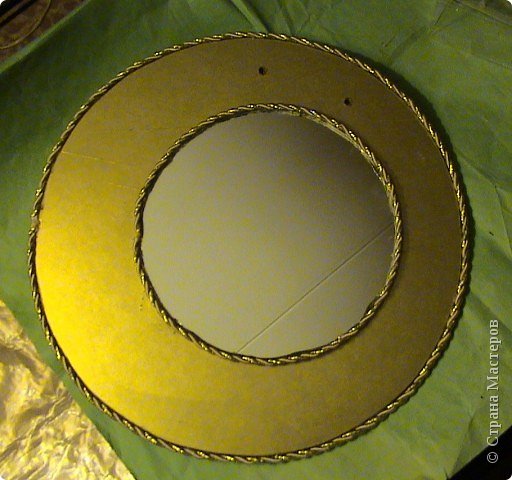 Захотелось сделать вещь не только красивую, но и функциональную. Диаметр круга 30 см, а диаметр самого зеркала 18 см.. Фото 9