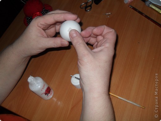 Хочу предложить вам технику оплетения яиц бисером, которая совсем не сложная, яркая и красочная. Много лет назад увидела ее в каком-то журнале и с тех пор вместе с учениками украшаю яйца к Пасхе. Попробуйте, это не сложно.. Фото 5