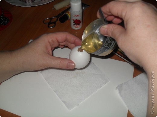 Хочу предложить вам технику оплетения яиц бисером, которая совсем не сложная, яркая и красочная.
Много лет назад увидела ее в каком-то журнале и с тех пор вместе с учениками украшаю яйца к Пасхе.
Попробуйте, это не сложно.. Фото 8
