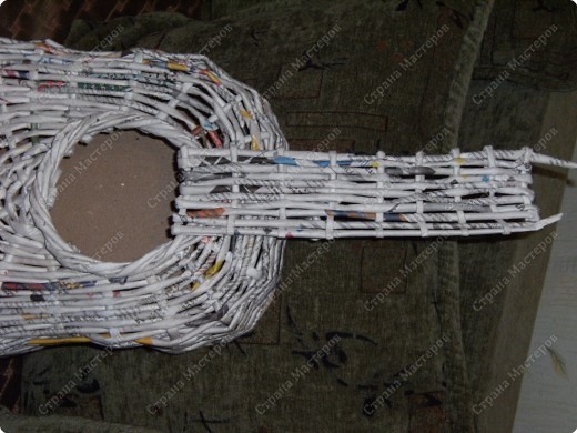 Плетение: Гитара-кашпо из газет. МК.. Фото 18