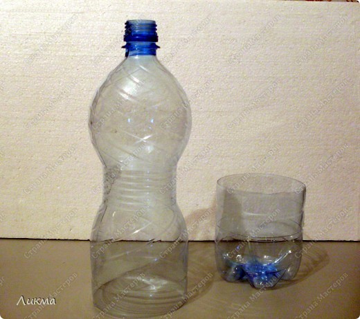 Почему бы не обыграть форму пластиковой бутылки? В ней я увидела и головку куклы и шейку:)
Отрежем часть бутылки и оставим так, как бы предполагаемые голову и плечики.. Фото 2