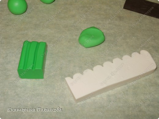 Нам понадобится пластика зеленого и цвета слоновой кости. Чтобы сделать светло - зелёный цвет, я смешивала зеленую и белую (1:2). Фото 2