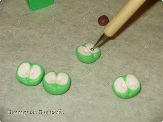 Нам понадобится пластика зеленого и цвета слоновой кости. Чтобы сделать светло - зелёный цвет, я смешивала зеленую и белую (1:2). Фото 9