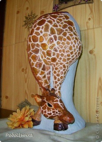 Наконец-то закончила я свою вазочку с жирафочкой из солёного теста. Девочка вышла 38 см ростом, а весит 5,3 кг. Ваза не только для сухоцветов, в ней можно держать и живые цветы. Единственная деталь, служащая частичным каркасом - узкий высокий стеклянный стакан, внутри жирафочки. Вода благополучно вливается и выливается. Красила гушью и акварелью, частично покрывала лаком.
Спасибо за просмотр!!!. Фото 7
