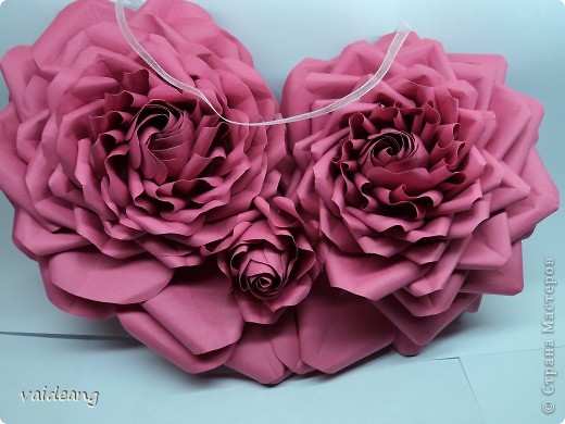 Вот пришла идея сделать из роз валентинку.МК на розы я уже выкладывала.Вам понадобиться:бумага А4-15-18 листов ,узкая тесьма  или лента 45 см,нитка   в два сложения ,картон плотный,клей  и нож канцелярский.. Фото 1