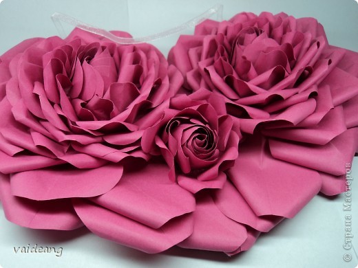 Вот пришла идея сделать из роз валентинку.МК на розы я уже выкладывала.Вам понадобиться:бумага А4-15-18 листов ,узкая тесьма  или лента 45 см,нитка   в два сложения ,картон плотный,клей  и нож канцелярский.. Фото 7