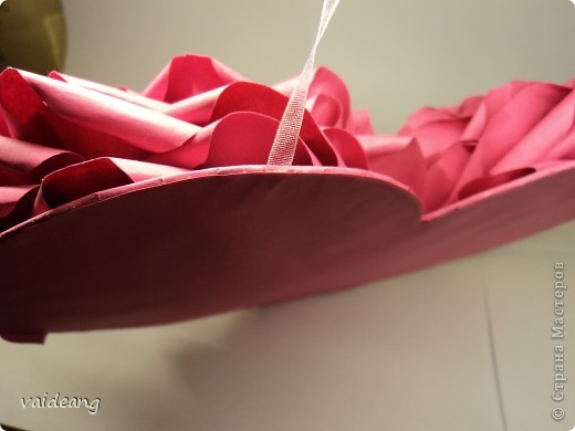 Вот пришла идея сделать из роз валентинку.МК на розы я уже выкладывала.Вам понадобиться:бумага А4-15-18 листов ,узкая тесьма  или лента 45 см,нитка   в два сложения ,картон плотный,клей  и нож канцелярский.. Фото 6