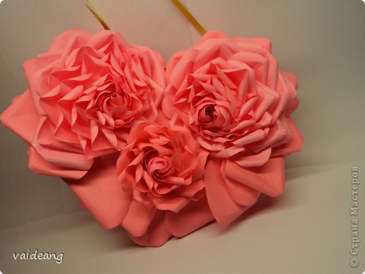 Вот пришла идея сделать из роз валентинку.МК на розы я уже выкладывала.Вам понадобиться:бумага А4-15-18 листов ,узкая тесьма  или лента 45 см,нитка   в два сложения ,картон плотный,клей  и нож канцелярский.. Фото 8