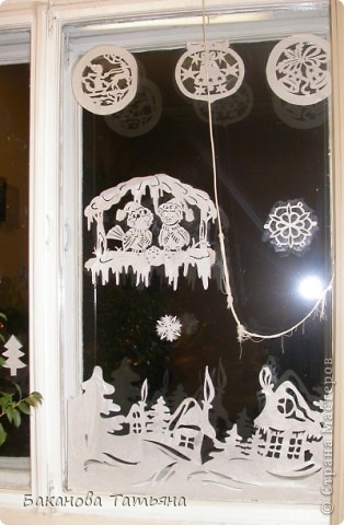 Новогодние украшения для школы снегири на окнах