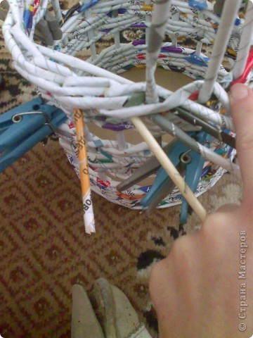Мастер-класс Плетение МК для Насти Как я делаю дырявую корзину Бумага журнальная фото 35