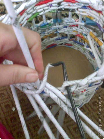 Мастер-класс Плетение МК для Насти Как я делаю дырявую корзину Бумага журнальная фото 36