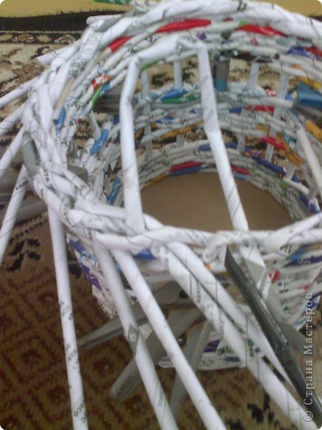 Мастер-класс Плетение МК для Насти Как я делаю дырявую корзину Бумага журнальная фото 37