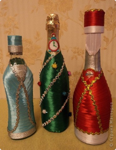 Украшаем бутылки лентами на новый год