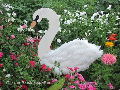 Поделки для сада: лебеди из пластиковых бутылок - каталог статей на сайте - ДомСтрой