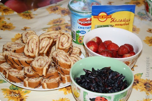 Кулинария Мастер-класс Рецепт кулинарный Летний торт из рулетов с клубникой и жимолостью Овощи фрукты ягоды Продукты пищевые фото 5