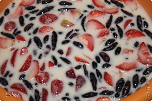 Кулинария Мастер-класс Рецепт кулинарный Летний торт из рулетов с клубникой и жимолостью Овощи фрукты ягоды Продукты пищевые фото 17