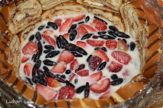 Кулинария Мастер-класс Рецепт кулинарный Летний торт из рулетов с клубникой и жимолостью Овощи фрукты ягоды Продукты пищевые фото 19