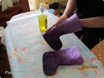 Мастер-класс Валяние фильцевание Валяная одежда для куклы Часть 1 Ботинки Шерсть фото 25