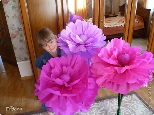 Как сделать большие объемные цветы из бумаги
