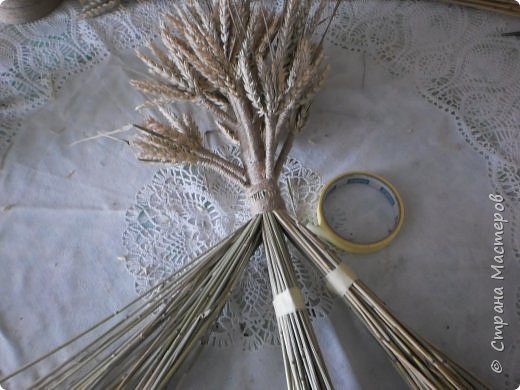Мастер-класс Оберег Плетение Дидух из колосков пшеницы Материал природный Шпагат фото 17