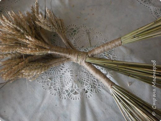 Мастер-класс Оберег Плетение Дидух из колосков пшеницы Материал природный Шпагат фото 19