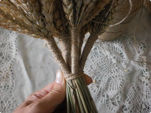 Мастер-класс Оберег Плетение Дидух из колосков пшеницы Материал природный Шпагат фото 11