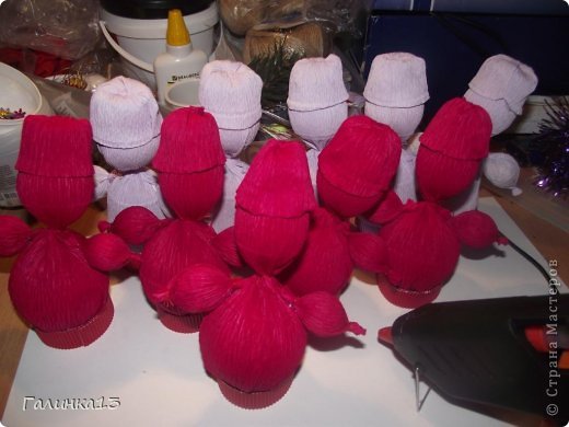 Мастер-класс Свит-дизайн Новый год Моделирование конструирование Дед Мороз и Снегурочка Бумага гофрированная фото 12