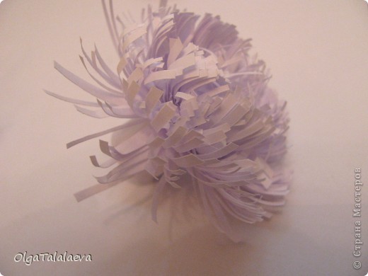 Бумажные гирлянды и шары потрясающее украшение к любому празднику. Такая красота всего лишь из листов бумаги создаст настроение в любой комнате. фото 2