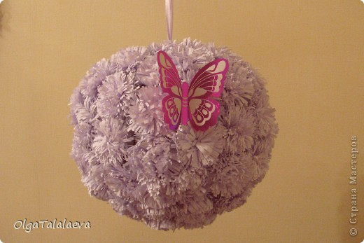 Бумажные гирлянды и шары потрясающее украшение к любому празднику. Такая красота всего лишь из листов бумаги создаст настроение в любой комнате. фото 1