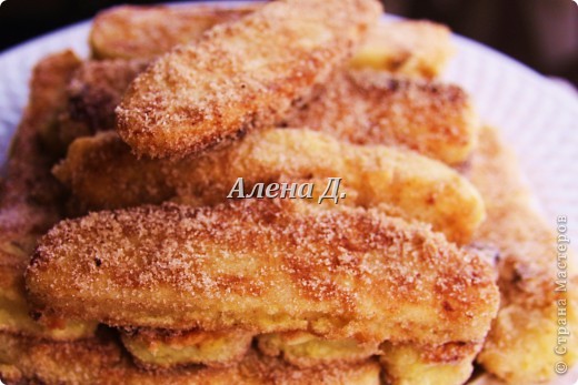 Излюбленный испанским народом десерт.Имеет легкий,приятный вкус и пудинговую консистенцию.
Молоко цельное 3,2%жирности 1пакет-900мл.
кукурузный крахмал-110гр.
желтки куриные-2шт+2-3 яйцa
сахар 170гр.
корицы 0,5ч.л.
Цедра одного лимона или апельсина
Мука.
Растительное масло(оливковое)
Для обсыпки:
Сахар+молотая корица. фото 1