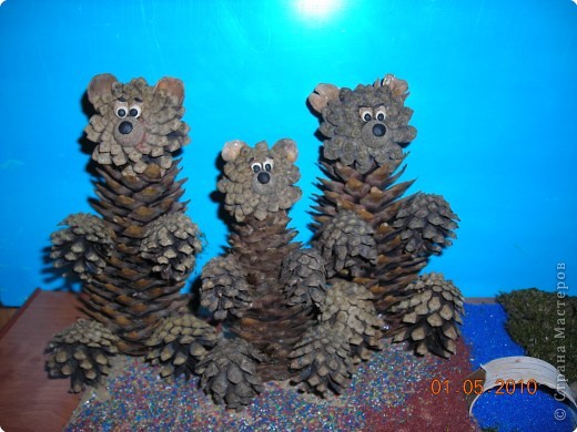 зверюшки из природного материала. герои сказок из шишек. сказочный персонаж из природного материала. поделки из шишек. поделки из природного материала на тему русские народные сказки.