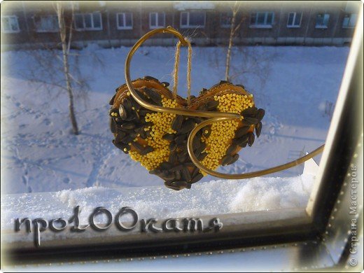 Поделка, изделие: Для синичек от всего сердца Картон, Клей, Крупа. Фото 1