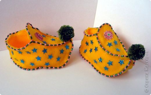 Согласно данным археологов, обувь появилась примерно 30 тысяч лет назад на юге Евразии. Изяществом она не отличалась, производилась из меха, кожи, травы, дерева, папируса, листьев, лыка и коры. Представляла собой сначала подобие портянок, обернутых вокруг ноги и перевязанных веревкой или подошву, привязываемую к ноге шнурками. Гораздо позже люди научились придавать обуви определенную форму. В античные времена появилась обувь разного назначения: сапоги, башмаки, сандалии, тапочки. Древние греки догадались шить обувь для правой и левой ноги по разным лекалам. Более современный вид получила обувь только в средние века, а в эпоху Возрождения - даже стала отличаться неким изяществом. В наши дни эксперименты с обувью продолжаются и ежегодно рождаются новые и новые формы, виды, типы обуви.  Волшебные башмачки Маленького Мука.. Фото 1