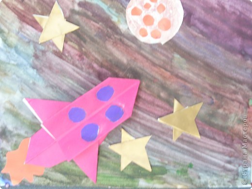 Оригами ко дню космонавтики в детском саду. Оригами ко Дню космонавтики. Оригами ко Дню космонавтики в детском. Оригами ко Дню космонавтики своими руками. Оригами на тему космос в подготовительной группе.