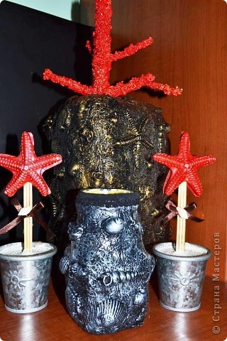Всем доброго времени суток. Рада видеть Вас у себя в гостях. Сегодня Вашему вниманию представляю вазу. Основа; три бутылки литровые из под сока. Дальше слой папье маше(ячейки из под яиц), далее ракушки и мятая салфетка. Финишный слой гуашь, золотой акрил и лак. Всем приятного просмотра))) фото 1