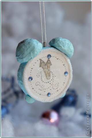 На часах уже двенадцать, без пяти. Новый год уже, наверное, в пути. Как встречать Новый год без часов? Точнее без будильника? Хватаем картон, бумагу и клей - начинаем мастерить. (фото 1)