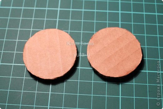 Из гофрокартона вырезаем два круга диаметром 4 см. И склеиваем их между собой. (фото 2)
