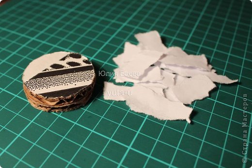 Обклеим бока кусочками бумаги. (фото 3)