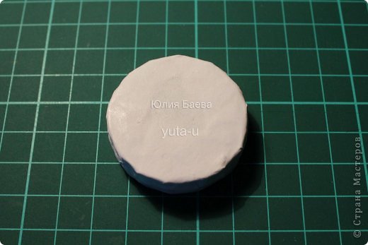 Сверху и снизу приклеим кружки из бумаги. Получилась шайба )))) (фото 5)