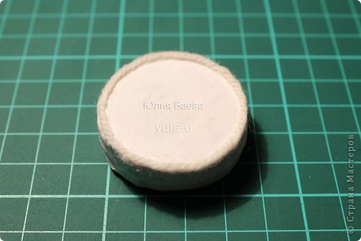 По краю шайбы я приклеила кусочек нитки. Это можно сделать и после покраски. (фото 8)