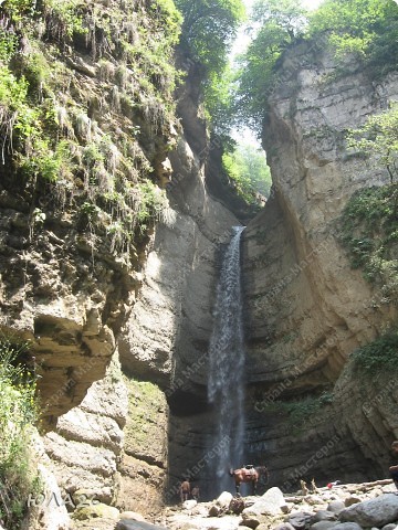 Этот называют, по-моему, малым водопадом. Он в нескольких км от основных. Мы сами туда ездили посмотреть, так что гида с нами не было. Народ там купается, я не рискнула, вода ледяная. (фото 4)