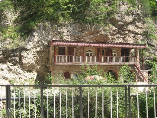 Вот такой прикольный домик. Сэкономили на задних стенах. (фото 17)