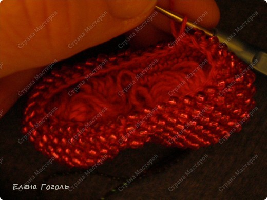 Это сердечко я хотела связать на прошлый День Святого Валентина. А нить с бисером уже была куплена, но я никак не могла разобраться. А тут, как всегда благодаря Ирине, такой повод и тема кстати. Фото 9