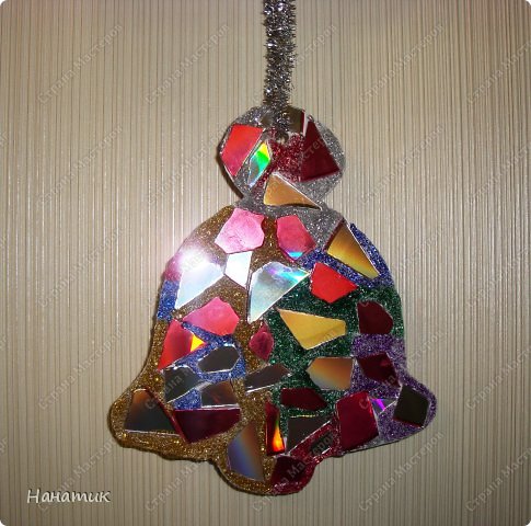 Поделка изделие Раннее развитие Новый год Аппликация Витраж Рисование и живопись Если дома ненужные диски   выполняем задания от Деда Мороза третья часть Бумага Диски компьютерные Картон Клей Проволока фото 1