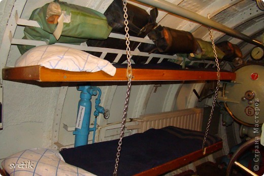 Подводная лодка состоит из 7 отсеков. Осмотр мы начали с 7 отсека. В нем располагались главные гребные электродвигатели с их станциями, торпедано- погрузочный люк и дифферентная цистерна. Кровати моряков находятся тоже здесь. Синий- кислородный баллон. (фото 4)