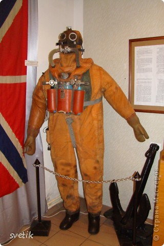 В здании мы подождали экскурсавода ( бывшего подводника) и посмотрели небольшую экспозицию. Водолазный костюм для аварийного покидания лодки или аварийных работ за бортом. (фото 2)